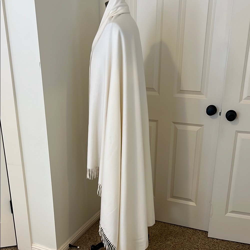 Elegant Cream Fringe Shawl by Hermes very rare and beautiful - Picture 6 of 11